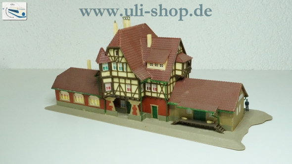 Vollmer H0 22625 Modellhaus (Nr. 0001) Bahnhof Neuffen bespielt